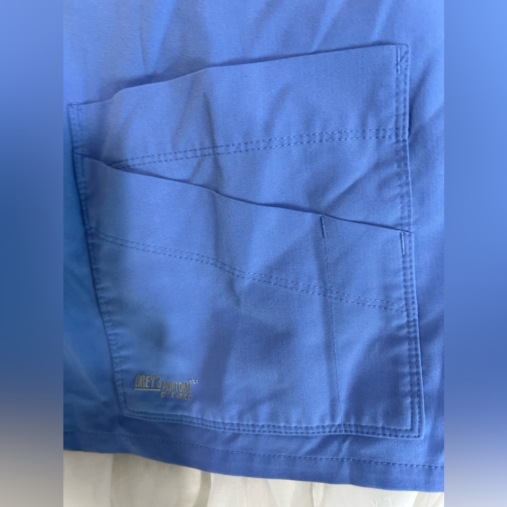 Grey’s Anatomy Ceil Blue Muti-pocket Cross Stitch Scrub Top Size Small - Picture 2 of 9
